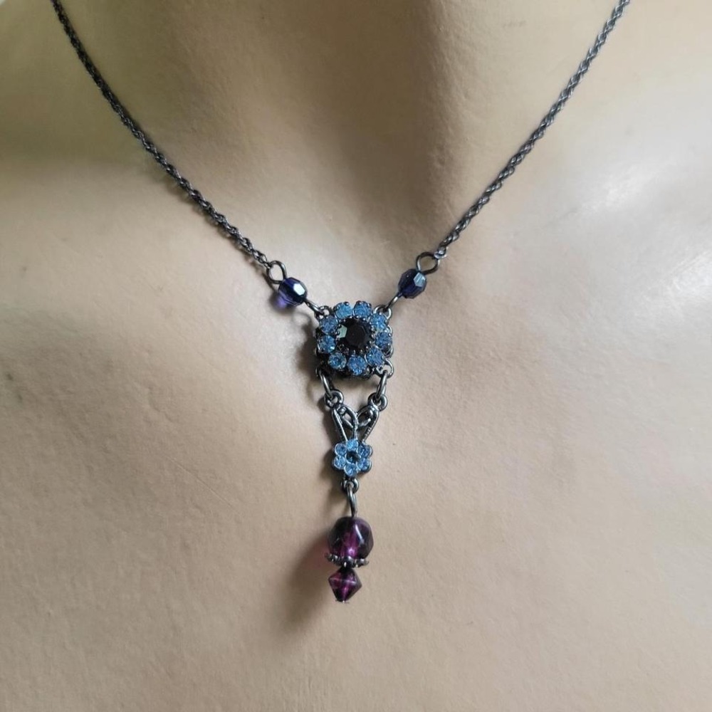 1928 Gunmetal Blue Rhinestone Floral Y Necklace OS